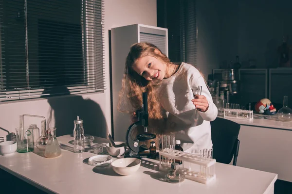 Dziewczyna uczennica stojąc w pobliżu stołu w sali chemicznej — Zdjęcie stockowe