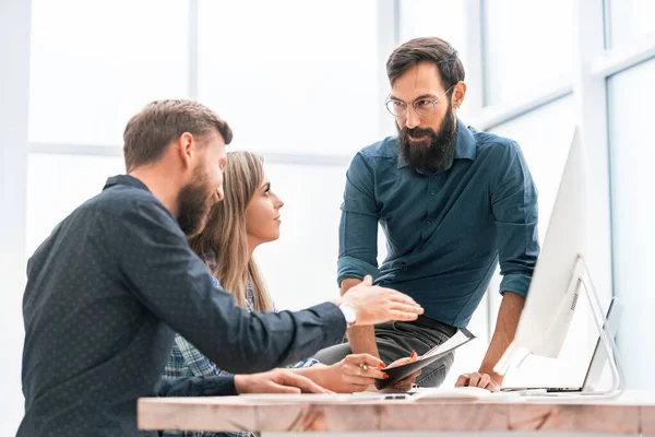 Kollegen reichen sich die Hände zum Händedruck — Stockfoto