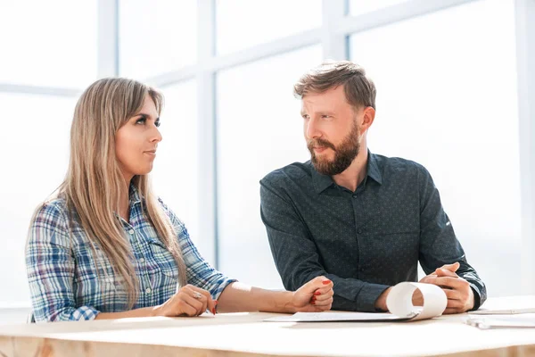 Lavoratori che discutono documenti di lavoro seduti al tavolo — Foto Stock