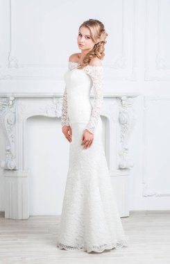 Genç bir kadın gelinlik deniyor.