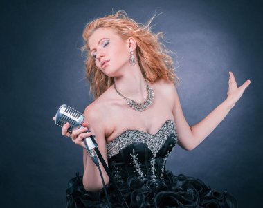siyah konser elbisesi bir müzikal kompozisyon performans güzel kadın şarkıcı