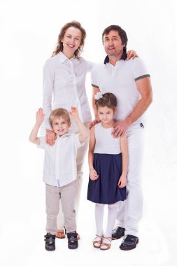 iki çocuklu mutlu bir aile portresi.