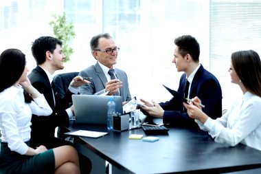 Finansal belgeler tartışan Yöneticisi ve iş grup