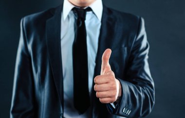 Kapat. Yönetici işadamı baş parmağını gösteriyor
