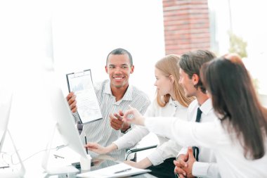 profesyonel iş takım yeni bilgi ofiste tartışıyor