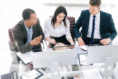 ofiste masada oturan profesyonel iş takım