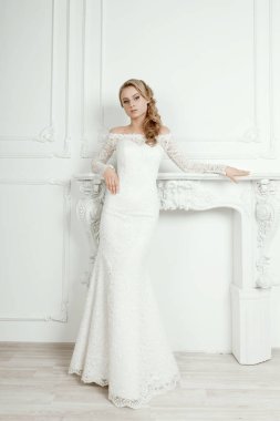 tam büyüme. şık beyaz elbise güzel gelin.