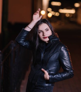 Çekici kadın model kameranın önünde poz veriyor.