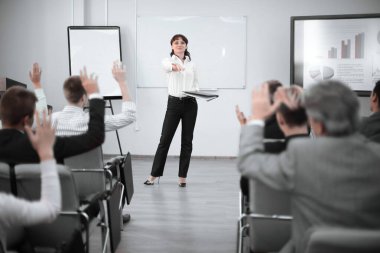 Konuşmacı olarak iş konferans ve sorular sormaya seyirci