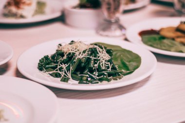 yeşil fasulye ve peynir ve tatlı sos