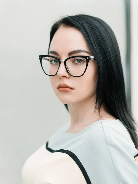 Nahaufnahme. Porträt einer modernen Geschäftsfrau mit Brille — Stockfoto