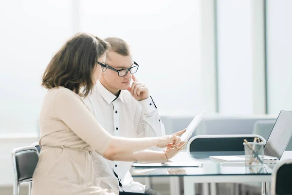 Collègues d'affaires utilisent une tablette numérique pour travailler au bureau — Photo