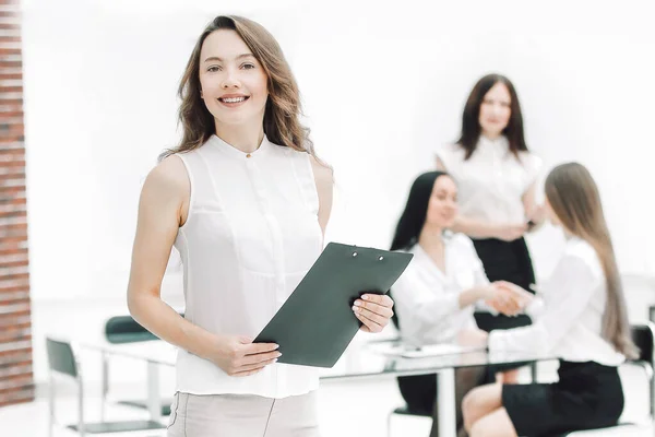 In piena crescita.donna d'affari di successo con appunti sullo sfondo del team di lavoro — Foto Stock