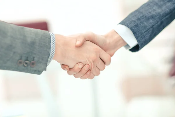 Close up.handshake socios comerciales en el lugar de trabajo en la oficina —  Fotos de Stock