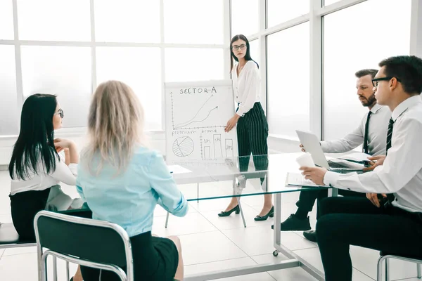 Empresaria discute con el equipo de negocios una nueva estrategia de negocio . —  Fotos de Stock