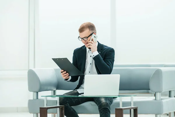 Jovem empresário sentado em sua mesa no escritório . — Fotografia de Stock