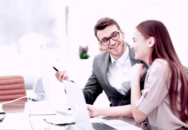 Zwei Manager in einem Geschäftstreffen bei der Analyse von Daten — Stockfoto