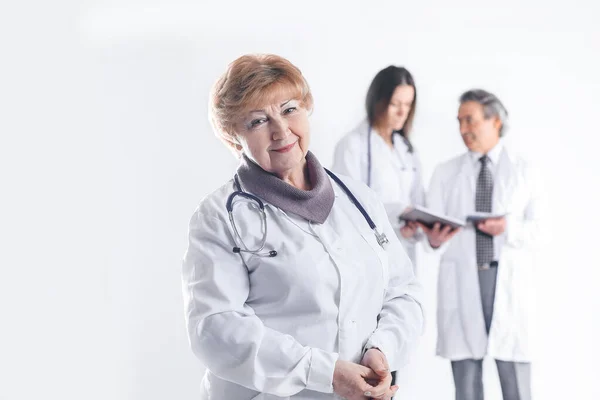 Adulto terapeuta médico feminino no fundo turvo de colegas — Fotografia de Stock