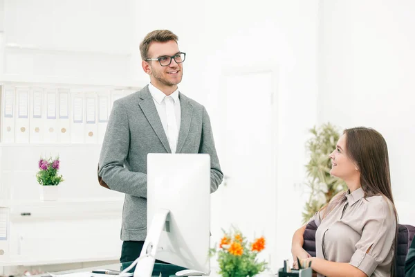 Équipe d'affaires réussie près de la table sur le fond d'un bureau moderne — Photo