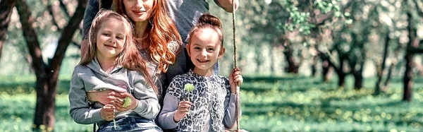 Famiglia felice si sta divertendo nel loro giardino . — Foto Stock