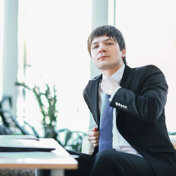 Jungunternehmer am Arbeitsplatz im Büro — Stockfoto