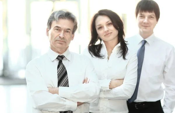 Zelfverzekerde business team in de achtergrond van het kantoor — Stockfoto