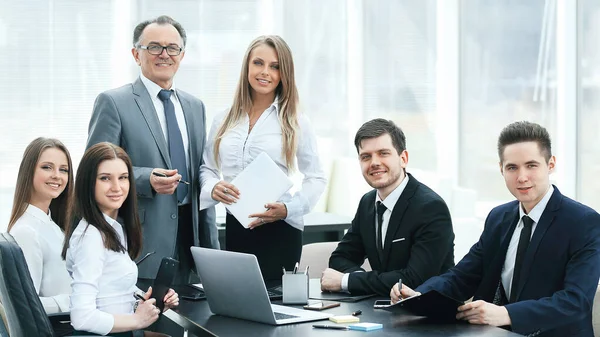 Senior businessman had a working meeting with business team — Stock Photo, Image
