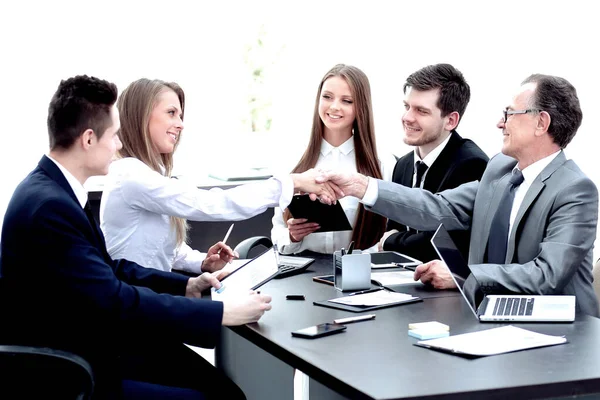 Powitalny uścisk dłoni partnerów biznesowych przy stole negocjacyjnym — Zdjęcie stockowe