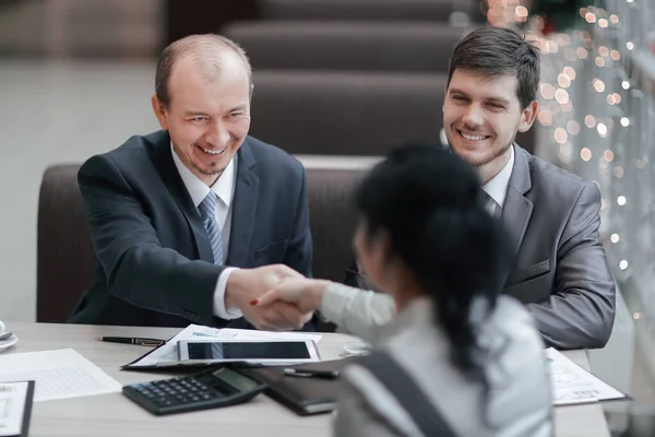 Handshake Manager i klient w nowoczesnym biurze. — Zdjęcie stockowe