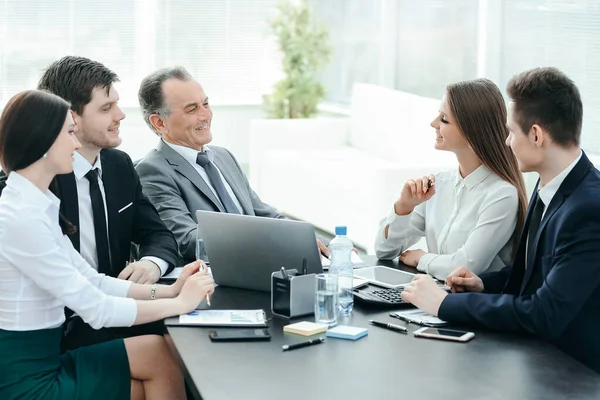 Colegas de negocios hablando en el escritorio en la oficina — Foto de Stock