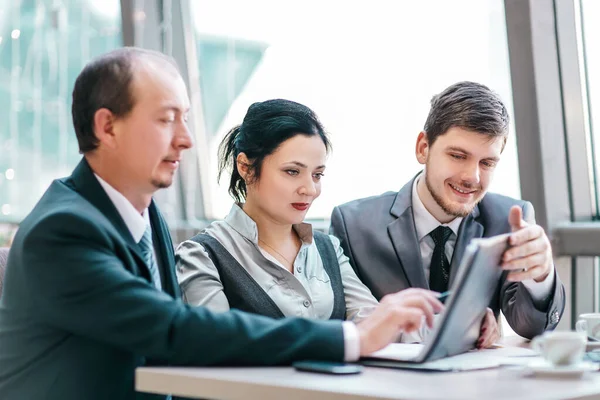 Sluit up.business team bespreken de financiële winst van de vennootschap — Stockfoto