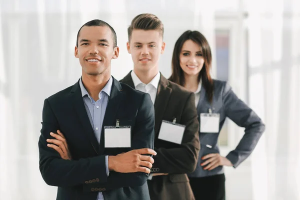 Groep werknemers met lege badges, opkomen voor elkaar. — Stockfoto