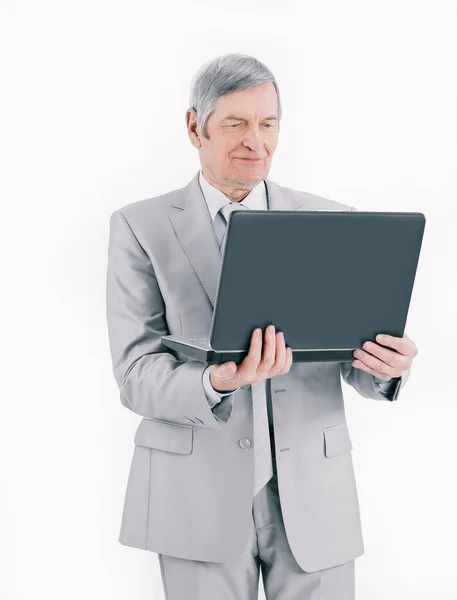 Closeup.gutaussehender Senior-Geschäftsmann arbeitet am Laptop. isoliert auf weiß. — Stockfoto