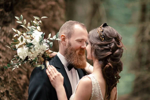 Close up.couple en el amor en el fondo del bosque —  Fotos de Stock