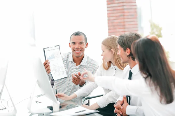 Equipo profesional de negocios discutiendo nueva información en la oficina —  Fotos de Stock