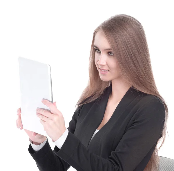 Mulher de negócios sentada na cadeira trabalhando com um tablet — Fotografia de Stock