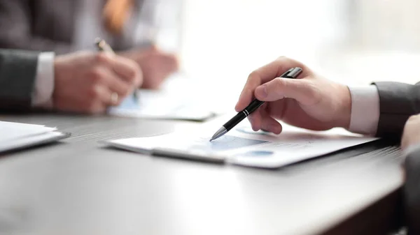 Negociações de negócios, discutir as condições de negócio, contrato. Conceito de negociações comerciais . — Fotografia de Stock