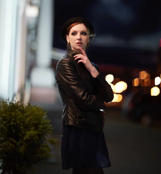 Mujer joven y melancólica mirando las luces de la ciudad nocturna . —  Fotos de Stock