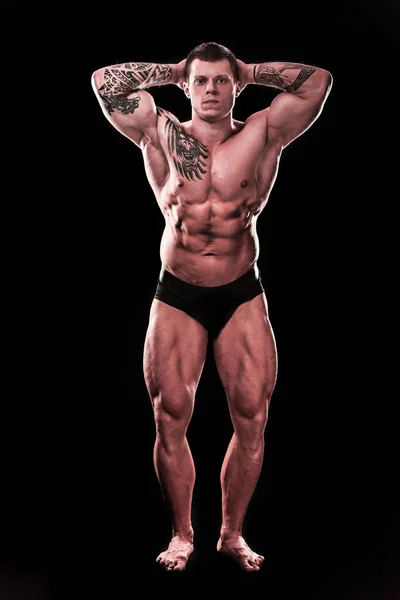 En pleno crecimiento. apuesto culturista masculino mostrando sus músculos . — Foto de Stock