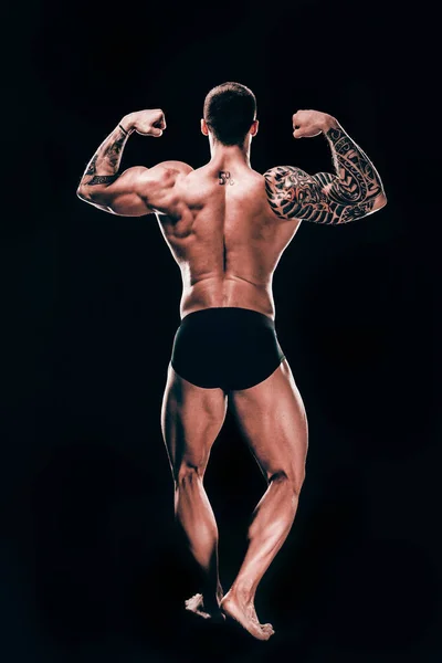 Dikiz aynası. Erkek vücut geliştirici güzel vücudunu gösteriyor. — Stok fotoğraf