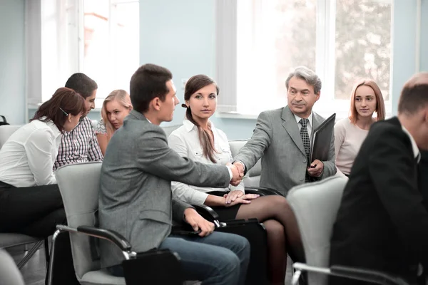 Potřesení rukou kolegové v konferenční místnosti před setkáním — Stock fotografie