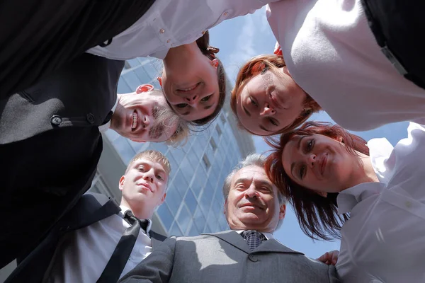 Bottom view.successful equipe de negócios em pé no círculo — Fotografia de Stock