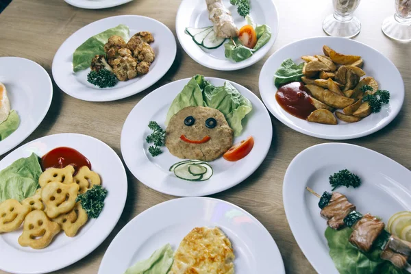 Дитяче харчування. смішна котлета з овочами та картопляними закусками — стокове фото