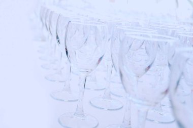 restoranda masada boş cam bardak çok