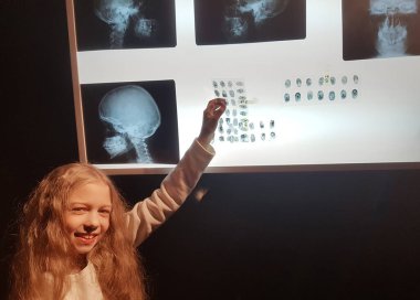 Kız dedektif laboratuarda parmak izlerini inceliyor.