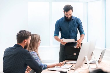 Gülümseyen işadamı belgeleri çalışma grubuna veriyor.