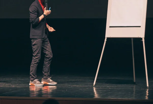 Speaker , standing in front of a flipchart during business presentation — 图库照片