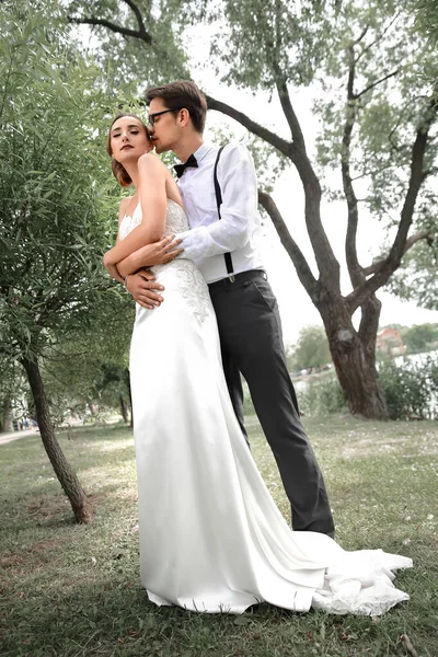 Portrait of happy newlyweds in spring Park — Stock Photo, Image