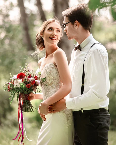Portret van gelukkig pasgetrouwden op de trouwdag — Stockfoto