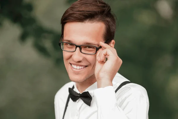 Cute happy bride looking through the glasses. — Stock Photo, Image